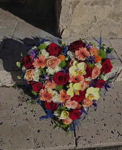 Cœur fleuri de roses rouges, orangées et jaunes