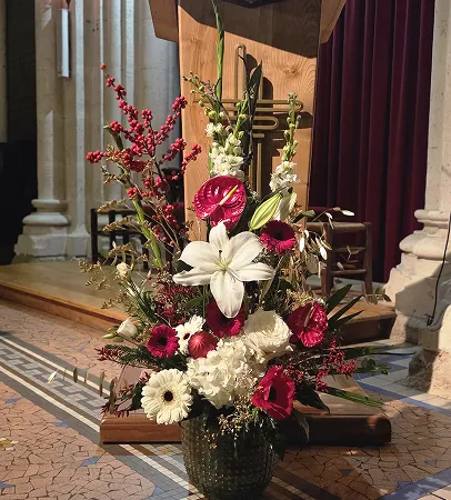 Composition de lys blancs et de roses dans une église