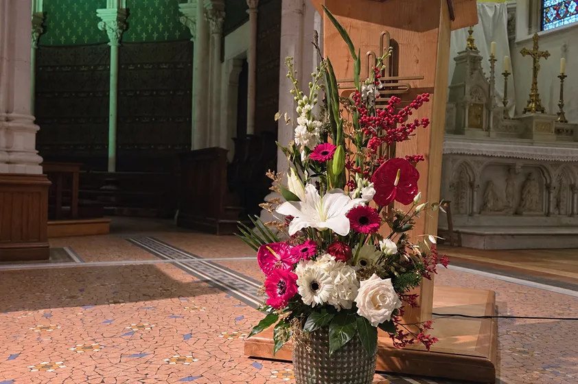 Composition florale d’hommage posée dans une église