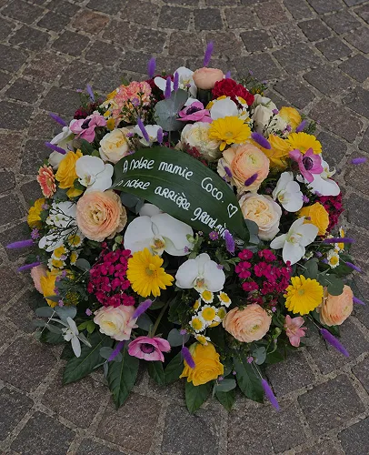 Coussin de fleurs aux tons vifs avec un ruban de message