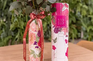 Gourdes décorées de motifs fleuris, en vente à la boutique