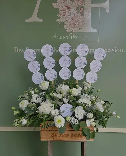 Plan de table de mariage orné d’une composition de fleurs blanches