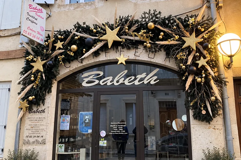 Vitrine de commerce décorée pour les fêtes par Art Floral La Suite