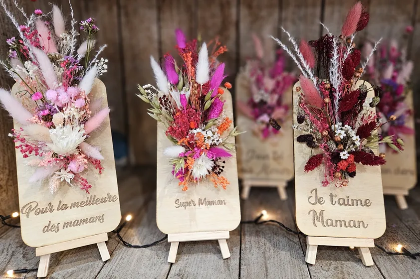 Cadres en bois gravés et fleurs séchées pour la fête des mères