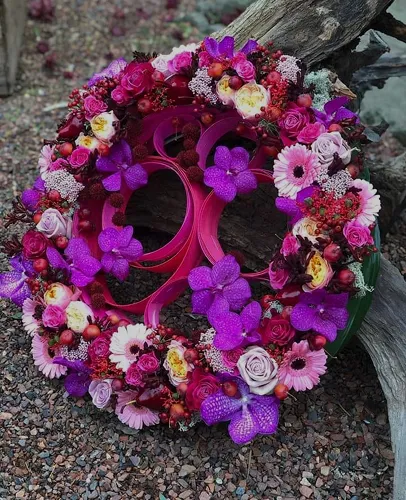 Couronne funéraire de fleurs roses et violettes