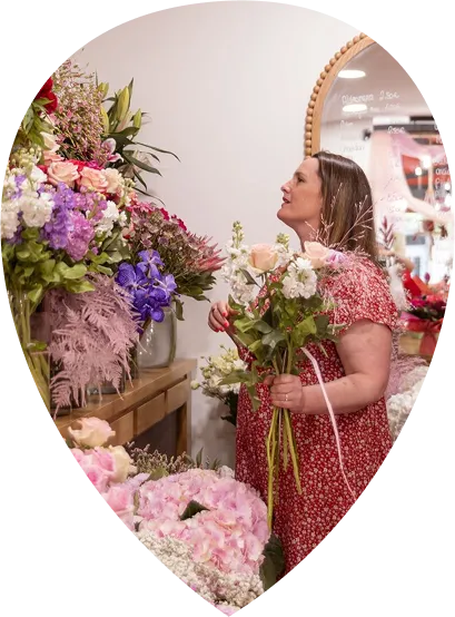 Charlène composant un bouquet dans sa boutique de Valence-d’Agen