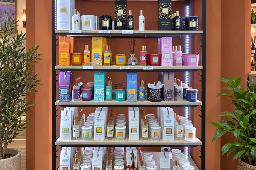 Étagères de bougies et de parfums d’ambiance dans la boutique